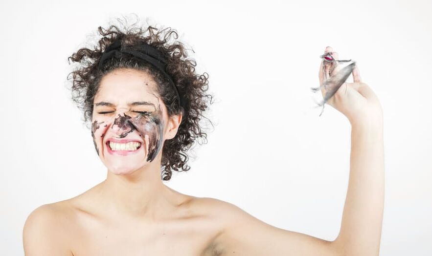 жінка виконує омолажівающаую процедуру шкіри обличчя
