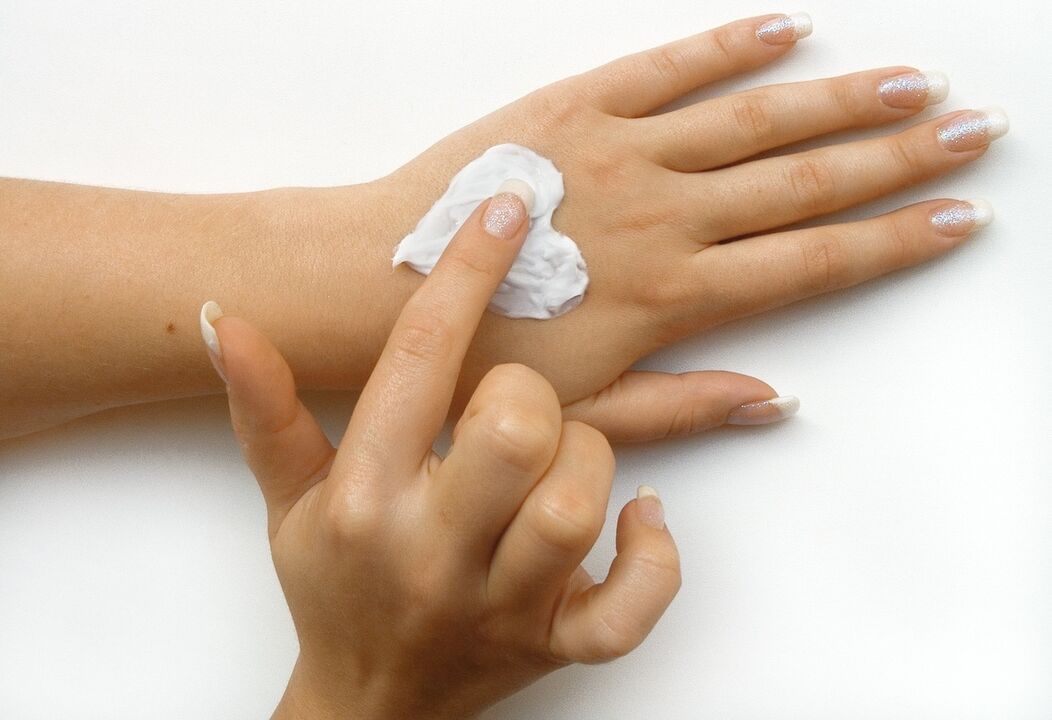 нанесення крему для омолодження шкіри рук
